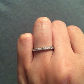 【Ponte Vecchio(ポンテヴェキオ)の口コミ】 石の敷き詰められた指輪。
前から私はリング周りに石が埋め込まれているも…