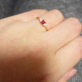 【BLOOM(ブルーム)】の口コミ 私の誕生石がルビーということで、彼が選んでくれました。フラットなデザイ...