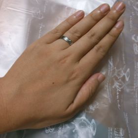 【ZEEZEN】の口コミ 写真では分かりにくいですが、ダイヤのラインを区切りにチタン地の輝きが異...