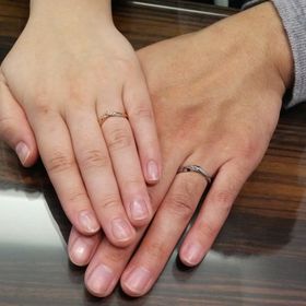 【俄(にわか)の口コミ】 シンプルで合わせやすいデザイン。軽い付け心地で、普段まったくアクセサ…