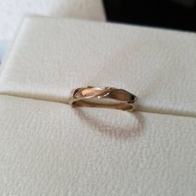 【AFFLUX(アフラックス)の口コミ】 葉っぱのデザインがすごく気に入った点とゴールドですが、嫌みのある光っ…