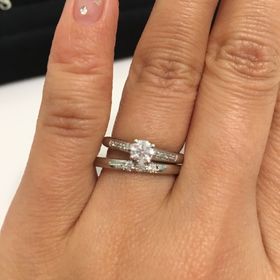 【MAUBOUSSIN(モーブッサン)の口コミ】 エンゲージらしいデザインであり、一粒ダイヤの両端にも小さいダイヤが散…