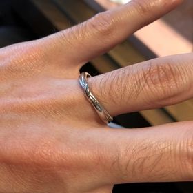 【I's stone(アイズストーン)の口コミ】 この指輪は、リボンのようなデザインで、クロスしているデザインがとても…