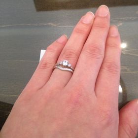 【JEWELRY  KAMATA(ジュエリーかまた)の口コミ】 今回は結婚指輪を探しにお店に行きました。婚約指輪と重ね付けしたときに…