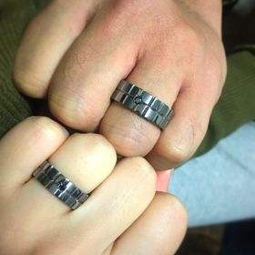 【SORA(ソラ)の口コミ】 フルオーダーできたこと。
黒の指輪が良かったが、チタンの黒塗装だと長持…