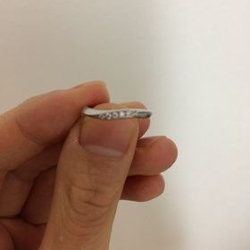 【ラザール ダイヤモンド(LAZARE DIAMOND)の口コミ】 斜めにダイヤが並んでいるこういうデザインのものが良かったので、初めて…