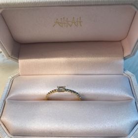 【AHKAH(アーカー)の口コミ】 私がAHKAHの婚約指輪に決めた一番の理由は、ダイヤのカットが四角で珍しか…