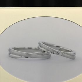 【JEWELRY  KAMATA(ジュエリーかまた)の口コミ】 お店のショーケースを見て自分達好みのリングを見つけると、店員さんがデ…