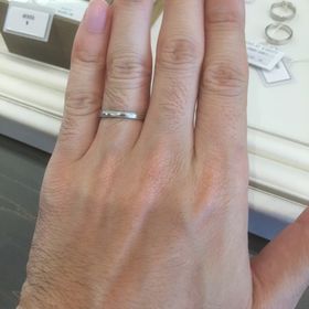 【JEWELRY  KAMATA(ジュエリーかまた)の口コミ】 ツヤありか、ツヤ無しで迷いましたが、ツヤありのこちらの結婚指輪に決め…