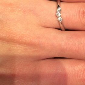 【銀座ダイヤモンドシライシの口コミ】 婚約指輪をなしにしていたので、ダイヤが入っていてキラキラしているもの…