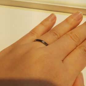 【Aroode(アローデ)の口コミ】 指輪に色を入れられてとてもきれいに見えます。
材質はジルコニウムですが…