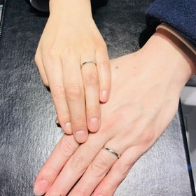 【銀座ダイヤモンドシライシの口コミ】 ダイヤガキラキラだった。
細くて繊細でゴールドと迷ったがシルバーを店長…