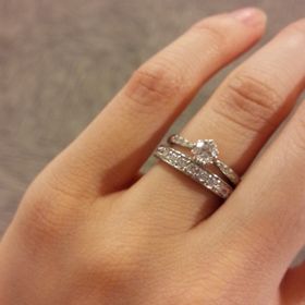 【ヴァンドーム青山(VENDOME AOYAMA)の口コミ】 アームに施されたメレダイヤモンドとレース細工のような石枠がダイヤモン…