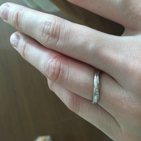 【銀座ダイヤモンドシライシの口コミ】 ウェーブラインとダイヤが流れるように入っていること、の２つは絶対条件…