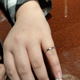 【JEWELRY  KAMATA(ジュエリーかまた)の口コミ】 細めで、サクラの花びらが１枚ずつ繋がっているシンプルなデザインのリン…