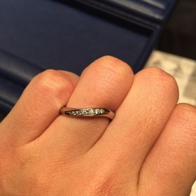 【銀座ダイヤモンドシライシの口コミ】 この指輪に決めた理由は、着け心地、デザイン、担当者の方です。職場では…