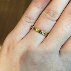 【カルティエ(Cartier)の口コミ】 プラチナのシンプルなものは嫌だったので、3色のゴールドが使われているこ…