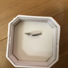 【4℃ BRIDAL(ヨンドシーブライダル)の口コミ】 シンプルで小さいダイヤがたくさんついているのが良くて、旦那も私も見た…