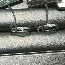 【ラザール ダイヤモンド(LAZARE DIAMOND)の口コミ】 中央に１石のダイヤモンドが入っており、周囲が丸みを帯びているデザイン…