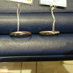 【エクセルコダイヤモンド(EXELCO DIAMOND)の口コミ】 シンプルなのに洗練されたデザインで、ダイヤモンドの1つ1つの輝きも美し…