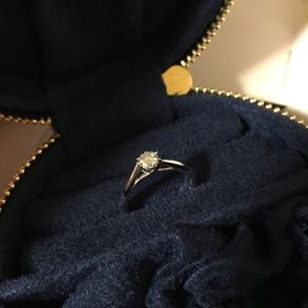【銀座ダイヤモンドシライシの口コミ】 いかにも婚約指輪らしい一粒ダイヤが希望でしたが、身につけていて服など…