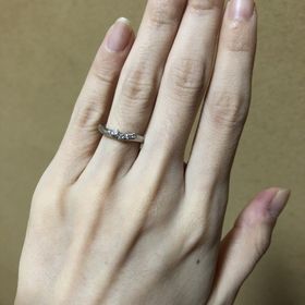 【銀座ダイヤモンドシライシの口コミ】 不規則に５つのダイヤが並んでいるところが素敵だと思って購入しました。
…