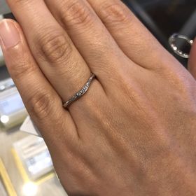 【JEWELRY  KAMATA(ジュエリーかまた)の口コミ】 ウェーブがかかっている流れのあるデザインで、シンプルなのにダイヤが入…