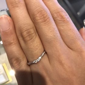 【JEWELRY  KAMATA(ジュエリーかまた)の口コミ】 華奢な雰囲気の指輪ですが、手が綺麗に見える素敵なデザインでした。ダイ…