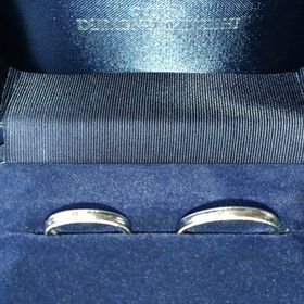 【銀座ダイヤモンドシライシの口コミ】 ①デザインがよかった。
　仕事柄、目立ち過ぎず、凹凸がなく、シンプルな…