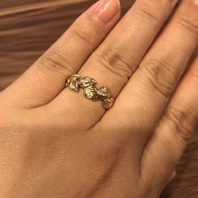 【COLANY(コラニー)の口コミ】 店頭でこの指輪を見て一目惚れでした。
シラカバというデザインで、シラカ…