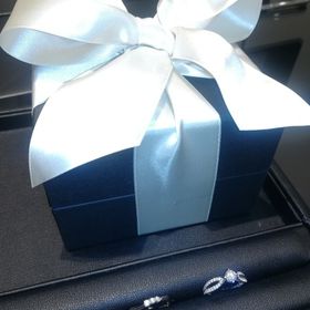 【エクセルコダイヤモンド(EXELCO DIAMOND)の口コミ】 デザイン性と、ダイヤモンドの輝き方の質です。
たて爪留めになっていてよ…