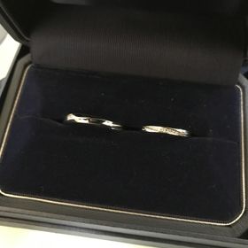 【銀座ダイヤモンドシライシの口コミ】 はじめはシンプルなデザインのものを希望していましたが、何種類か指輪を…