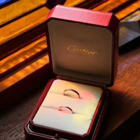【カルティエ(Cartier)の口コミ】 ペアでの購入でしたので、男性側も日常的につけるのに違和感のない、シン…