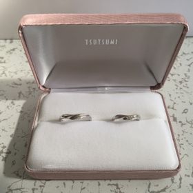 【ジュエリーツツミ(JEWELRY TSUTSUMI)の口コミ】 結婚指輪と婚約指輪をはめた時に合うようなものから選びました。婚約指輪…