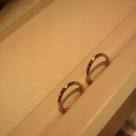 【Something Blue(サムシングブルー)の口コミ】 指輪の内側ではなく、外側に黒い文字で刻印されているのが
ほかの指輪では…