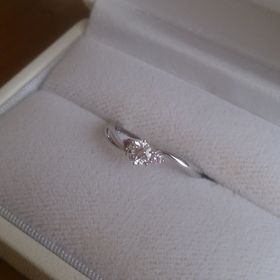 【ルワンジェ】の口コミ 指輪のラインが曲線で指が長く細く見えるところ。
ピンクダイヤが入ってい...