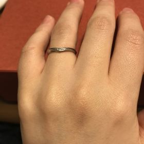 【アンジェリックフォセッテ(Angelique Fossette)の口コミ】 飽きのこなそうなシンプルなデザインが気に入りました。ダイヤもキラキラ…