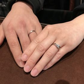 【RosettE(ロゼット)の口コミ】 婚約指輪と一緒に着けることを考えて選びました。
細めのもので、少しダイ…