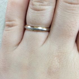 【THE KISS(ザ・キッス)の口コミ】 どんな服装にもあう、シンプルなデザインなところ。でもピンクゴールドが…