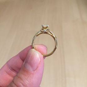 【アイプリモ(I-PRIMO)の口コミ】 付けた時にダイヤモンドの存在感が目立つ物を探していました。そこまで大…