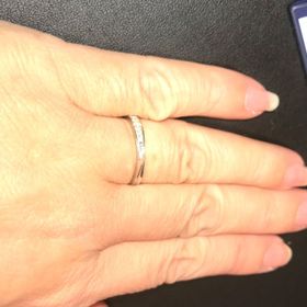 【N.Y.NIWAKA(ニューヨークニワカ)の口コミ】 キレイなシルバーの輝きが上品な印象を受けた指輪でした。デザイン的には…