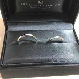 【ラザール ダイヤモンド(LAZARE DIAMOND)の口コミ】 形が丸ではなく歪んでる指輪にしたかったのと、婚約指輪との重ね付けでし…
