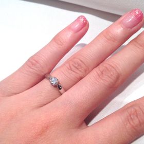 【ティファニー(Tiffany & Co.)の口コミ】 一般的な婚約指輪によく見られる、大きい一粒ダイヤがでっぱった形でつい…