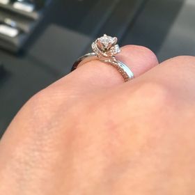 【エクセルコダイヤモンド(EXELCO DIAMOND)の口コミ】 とにかくデザインが気に入りました。
かわいくもあり、ゴージャスでもあり…