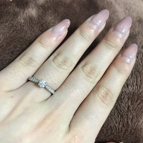 【銀座ダイヤモンドシライシの口コミ】 決め手は形とダイヤの質、大きさです。
他と比べてダイヤの輝きがすごかっ…