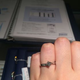 【銀座ダイヤモンドシライシの口コミ】 インターネット上で指輪探しをして色々とみている時から、この片方にメレ…