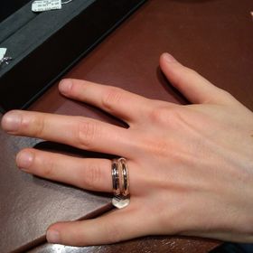【ティファニー(Tiffany & Co.)の口コミ】 彼がゴールドが好きというので、初めはゴールドのカルティエリングをはめ…