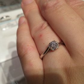 【銀座ダイヤモンドシライシの口コミ】 元々、一粒タイプのリングを探していました。他の指輪に決めかけていて、…