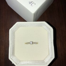 【4℃ BRIDAL(ヨンドシーブライダル)の口コミ】 一番重視していたのは、デザインのシンプルであること。普段から身に着け…