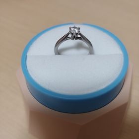 【銀座ダイヤモンドシライシの口コミ】 一粒ダイヤモンドの立て爪を婚約指輪としてつけることが憧れだったことと…